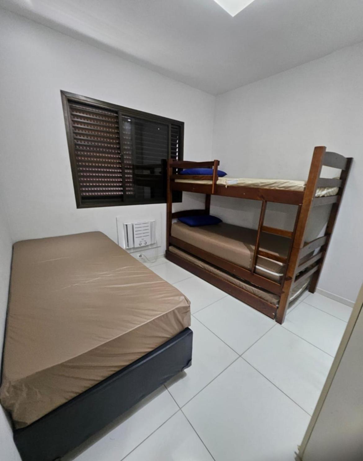 Apartment Pitangueiras 1 , 2 Dormitorios, Piscina, 100 M Praia, Duas Vagas De Garagem E Wi-fi *